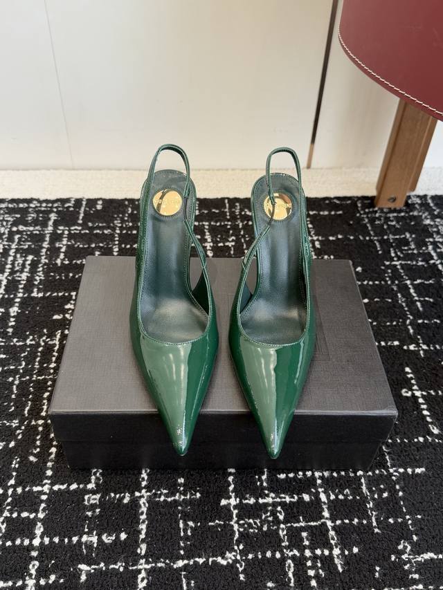 Retailer-grade Saint Laurent 26 Paris Show Synchronized Update: Pointed-toe stil