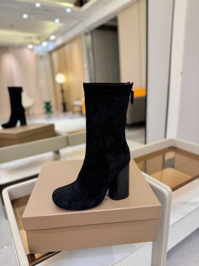 Price: Burberry's latest exclusive round-toe logo chunky heel stretch boots. A 1
