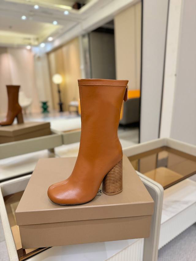 Price: Burberry's latest exclusive round-toe logo chunky heel stretch boots . A