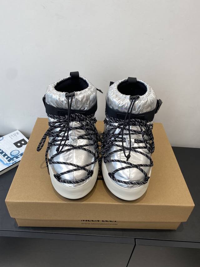 Moon Boot, the latest autumn/winter snow boots, are adorably ugly! Many celebrit