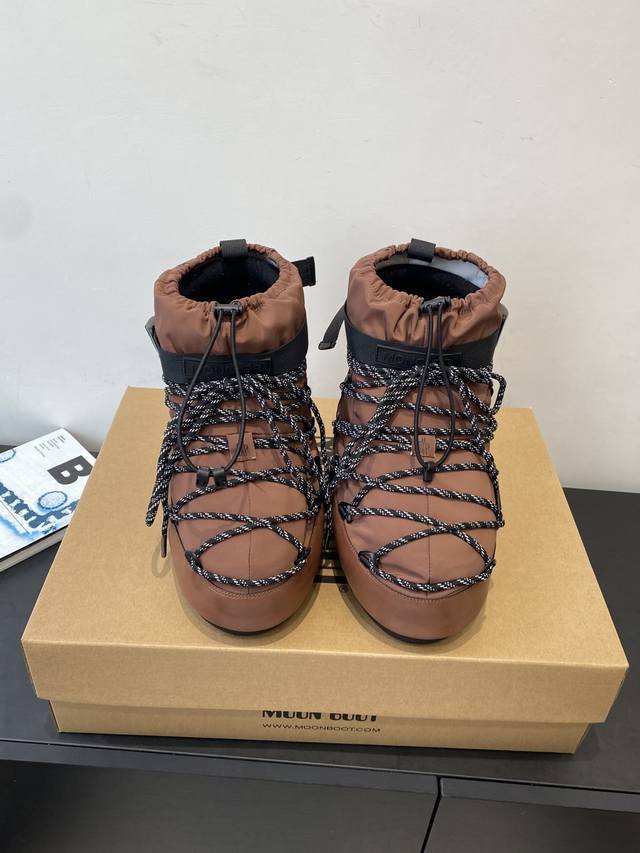 Moon Boot, the latest autumn/winter snow boots, are adorably ugly! Many celebrit