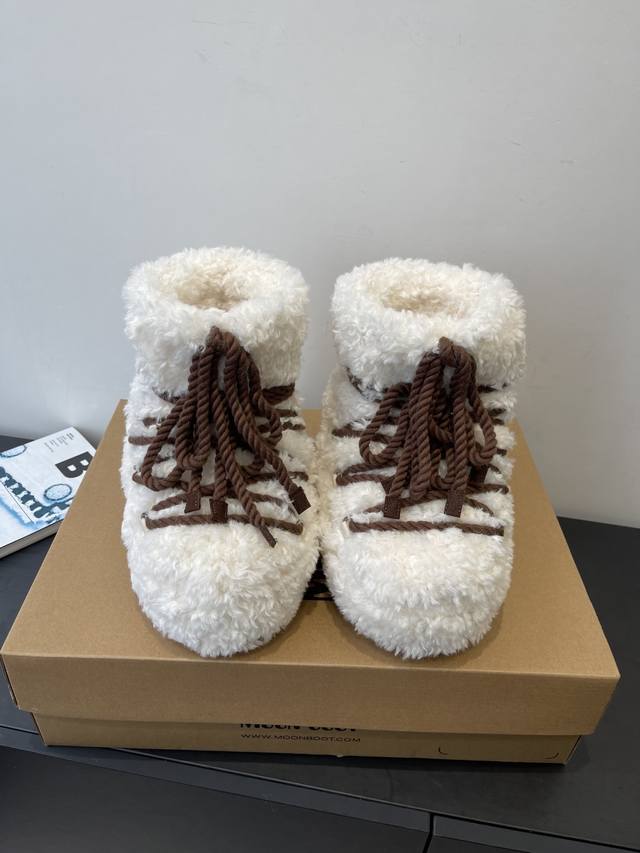 Moon Boot, the latest autumn/winter snow boots, are adorably ugly! Many celebrit