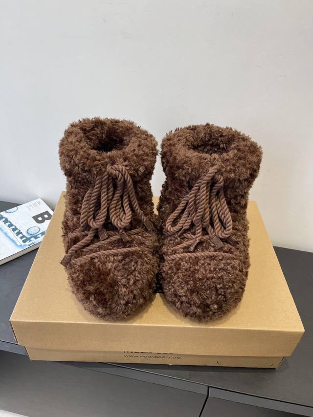 Moon Boot, the latest autumn/winter snow boots, are adorably ugly! Many celebrit