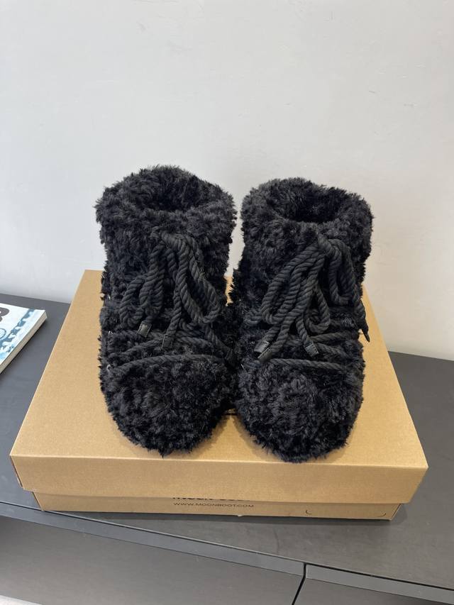 Moon Boot, the latest autumn/winter snow boots, are adorably ugly! Many celebrit