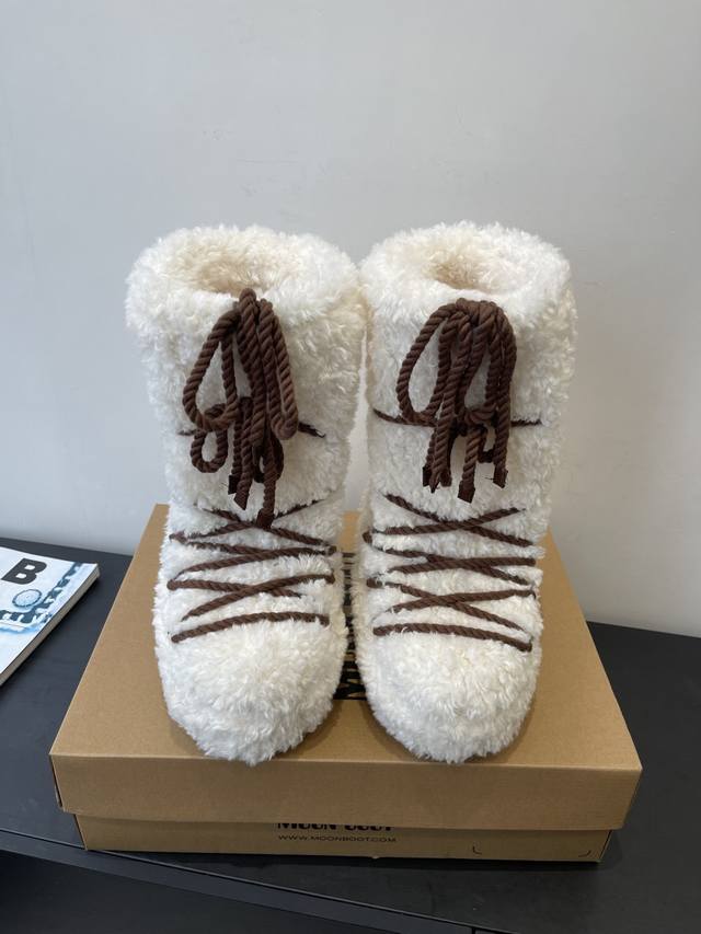Moon Boot, the latest autumn/winter snow boots, are adorably ugly! Many celebrit