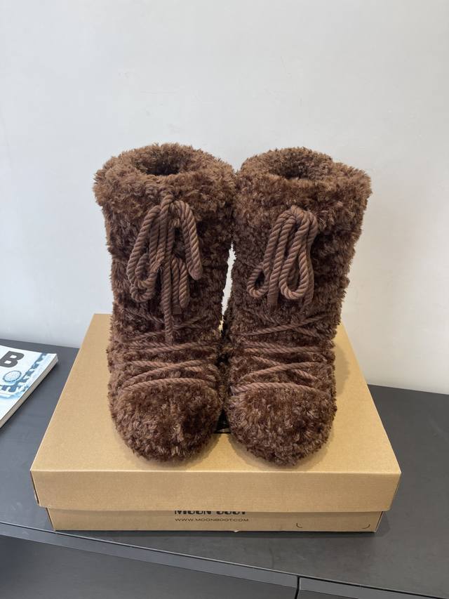 Moon Boot, the latest autumn/winter snow boots, are adorably ugly! Many celebrit