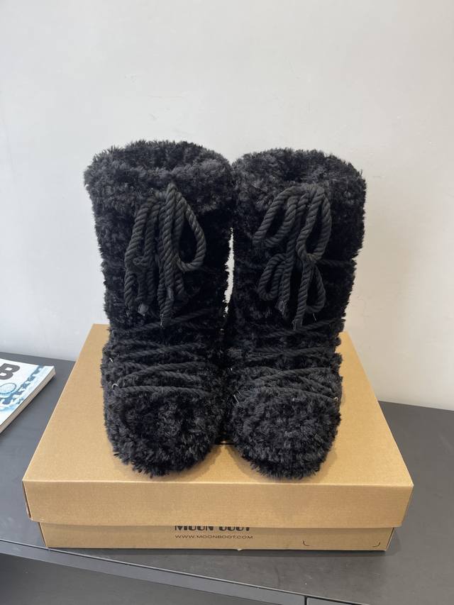 Moon Boot, the latest autumn/winter snow boots, are adorably ugly! Many celebrit