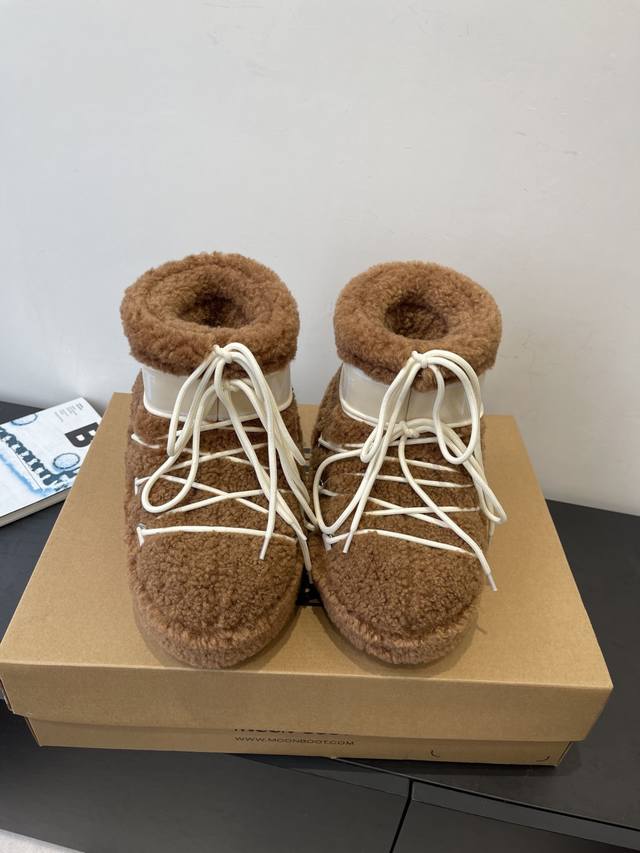 Moon Boot, the latest autumn/winter snow boots, are adorably ugly! Many celebrit