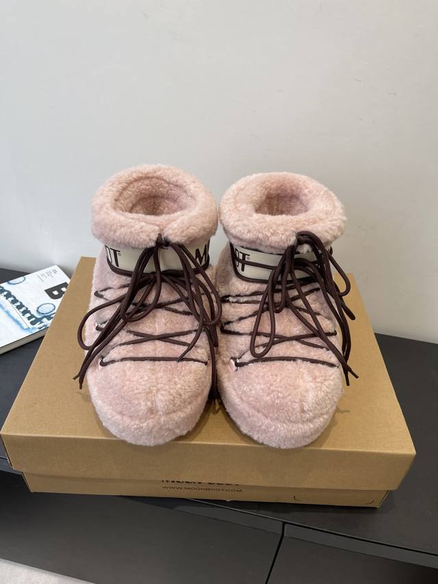 Moon Boot, the latest autumn/winter snow boots, are adorably ugly! Many celebrit