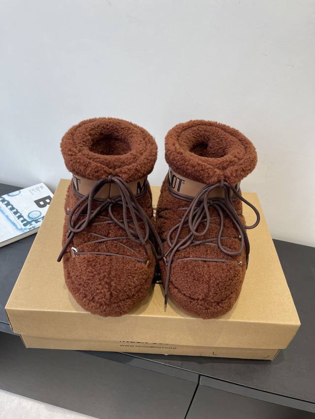 Moon Boot, the latest autumn/winter snow boots, are adorably ugly! Many celebrit