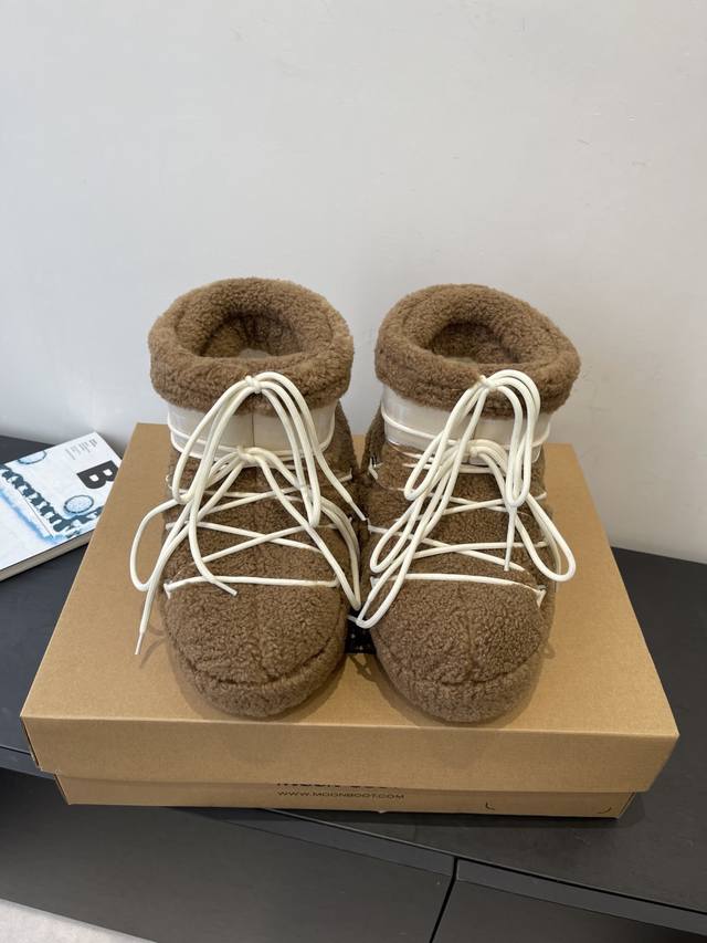 Moon Boot, the latest autumn/winter snow boots, are adorably ugly! Many celebrit