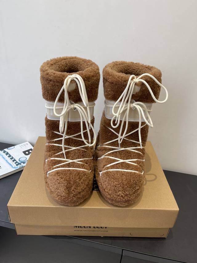 Moon Boot, the latest autumn/winter snow boots, are adorably ugly! Many celebrit