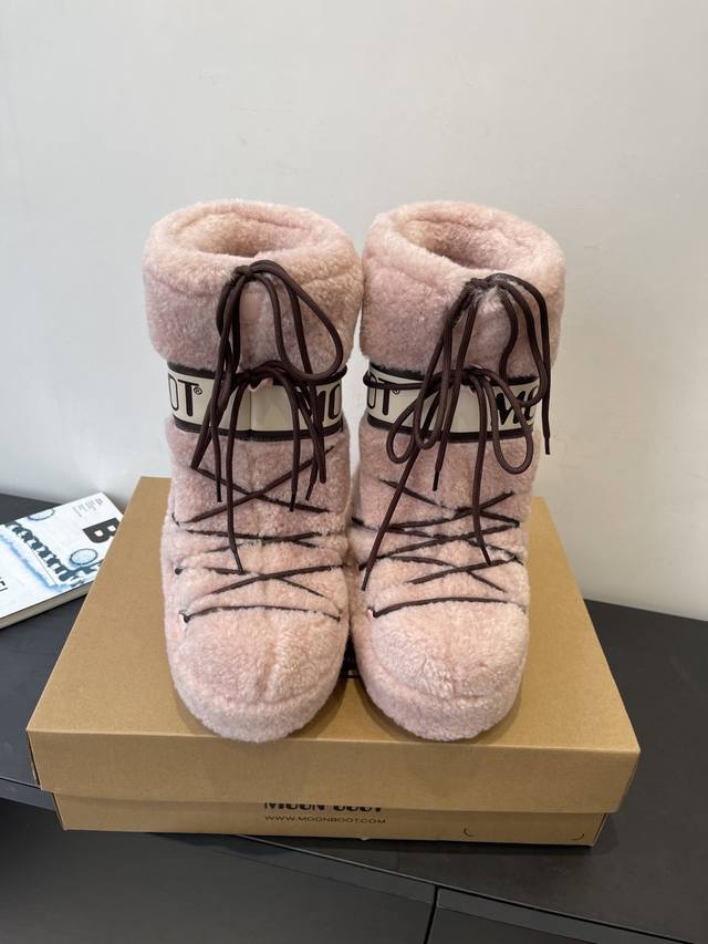 Moon Boot, the latest autumn/winter snow boots, are adorably ugly! Many celebrit