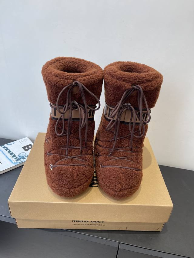 Moon Boot, the latest autumn/winter snow boots, are adorably ugly! Many celebrit