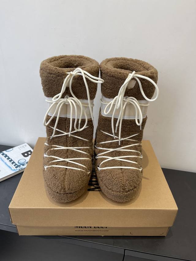 Moon Boot, the latest autumn/winter snow boots, are adorably ugly! Many celebrit