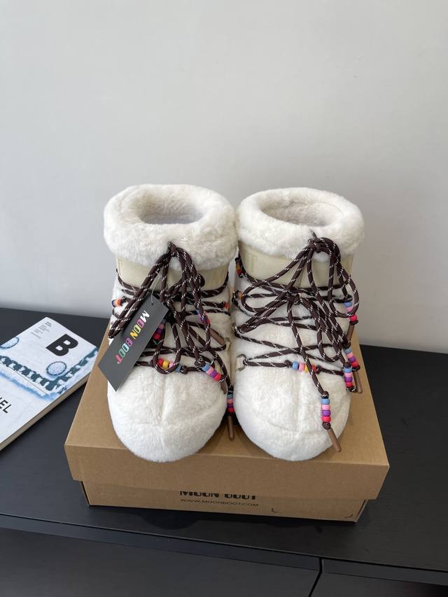 Moon Boot, the latest autumn/winter snow boots, are adorably ugly! Many celebrit