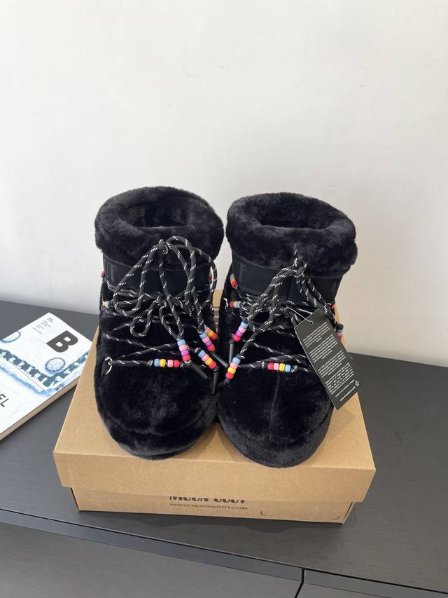 Moon Boot, the latest autumn/winter snow boots, are adorably ugly! Many celebrit