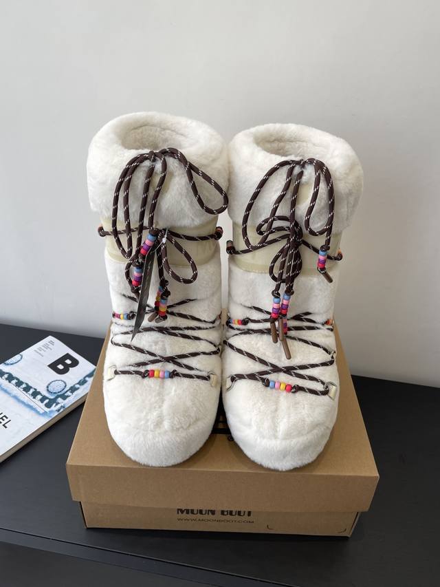 Moon Boot, the latest autumn/winter snow boots, are adorably ugly! Many celebrit