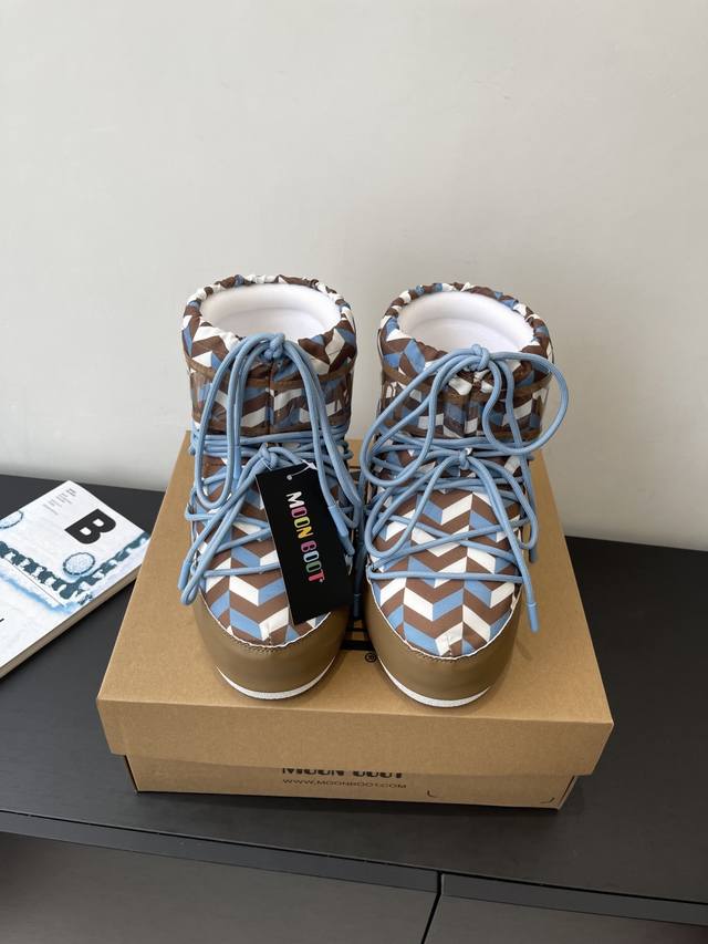 Moon Boot, the latest autumn/winter snow boots, are adorably ugly! Many celebrit