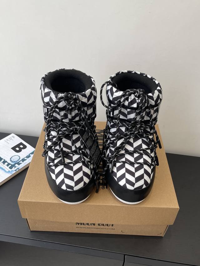 Moon Boot, the latest autumn/winter snow boots, are adorably ugly! Many celebrit
