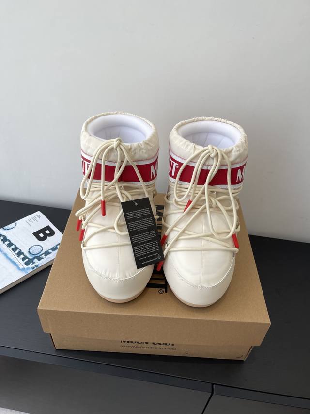 Moon Boot, the latest autumn/winter snow boots, are adorably ugly! Many celebrit