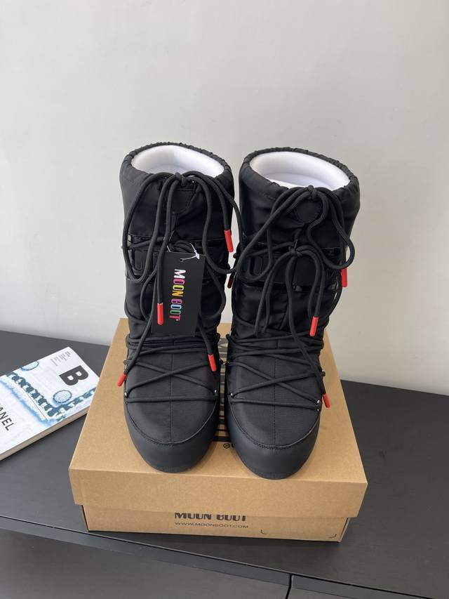 Moon Boot, the latest autumn/winter snow boots, are adorably ugly! Many celebrit