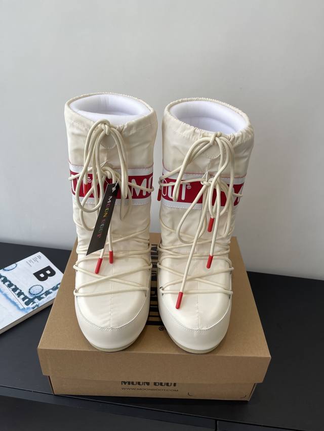 Moon Boot, the latest autumn/winter snow boots, are adorably ugly! Many celebrit