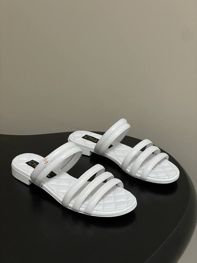 2026 Spring/Summer New Chanel 26C Classic Double C Buckle Quilted Sandals with T