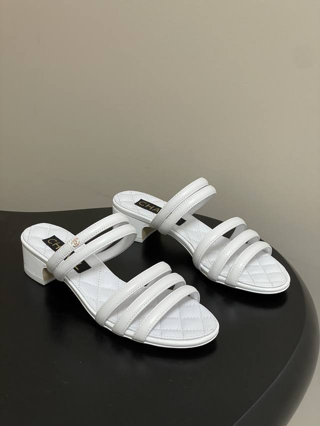 2026 Spring/Summer New Chanel 26C Classic Double C Buckle Quilted Sandals with T