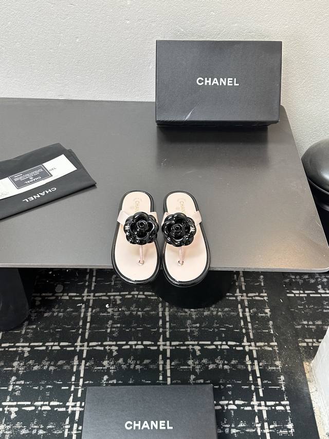 2025 Chanel Autumn/Winter Must-Have Item!! Camellia Flip-Flops Chanel Autumn/Win