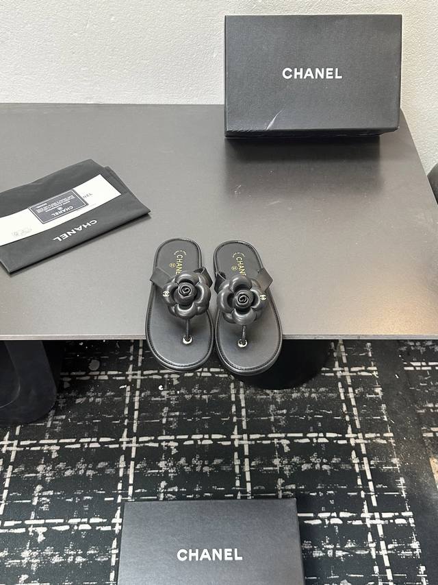 2025 Chanel's must-have item for this fall/winter season!! Camellia flip-flops C