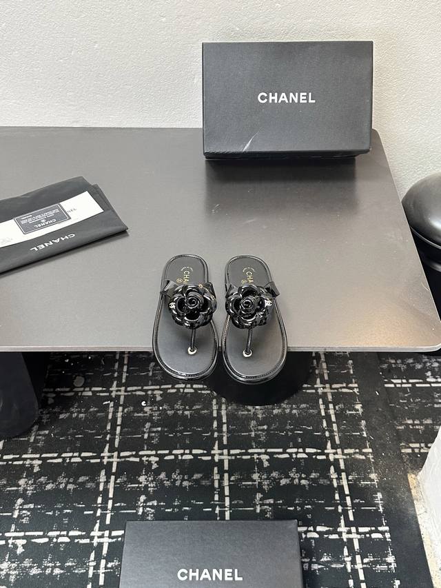 2025 Chanel Autumn/Winter Must-Have Item!! Camellia Flip-Flops Chanel Autumn/Win