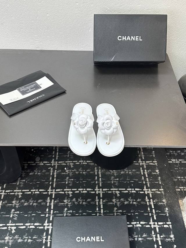 2025 Chanel Autumn/Winter Must-Have Item!! Camellia Flip-Flops Chanel Autumn/Win