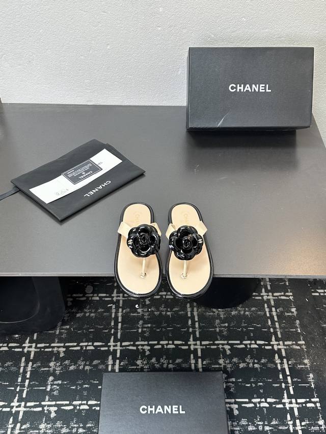 2025 Chanel's must-have item for this fall/winter season!! Camellia flip-flops C