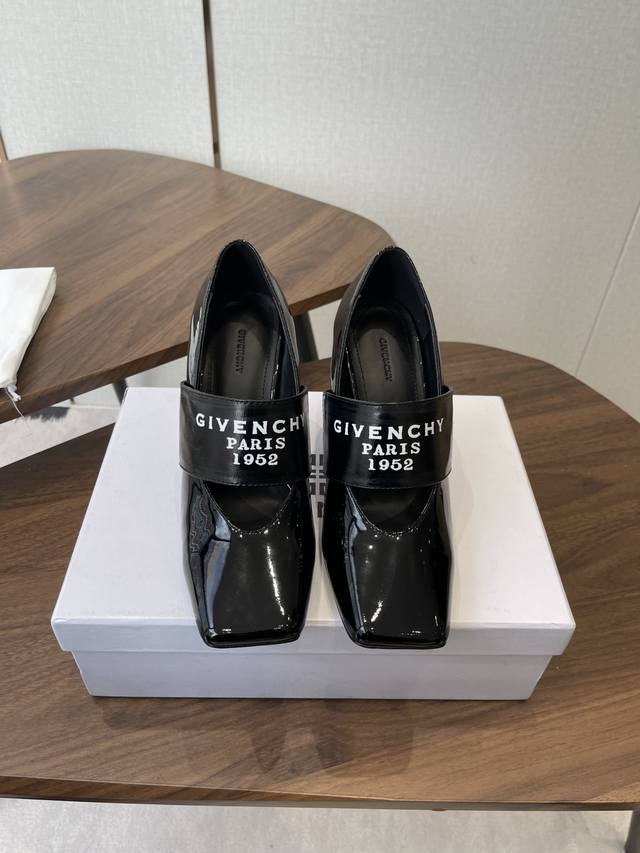 Givenchy Sliced Square Toe High Heels (Zhang Ruonan's Style) The square toe desi