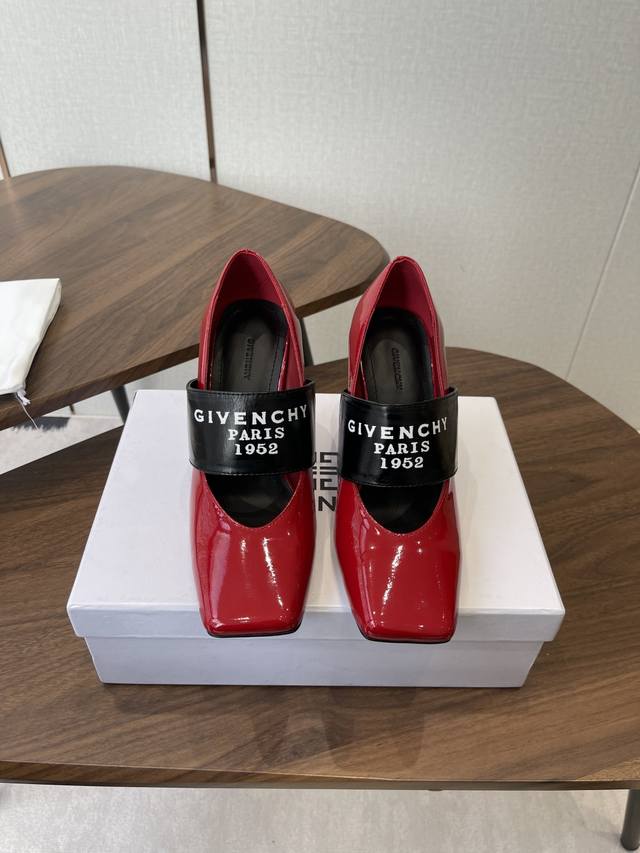 Givenchy Sliced Square Toe High Heels (Zhang Ruonan's Style) The square toe desi