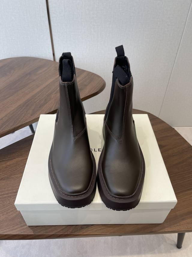 Icicle's classic Chelsea boots feature a square toe design, simple yet sophistic