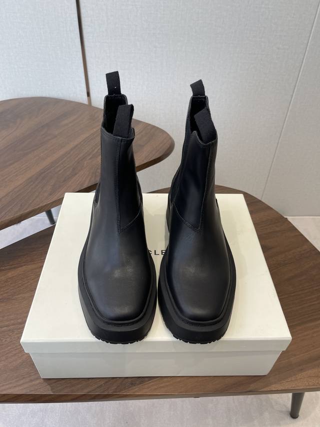 Icicle's classic Chelsea boots feature a square toe design, simple yet sophistic