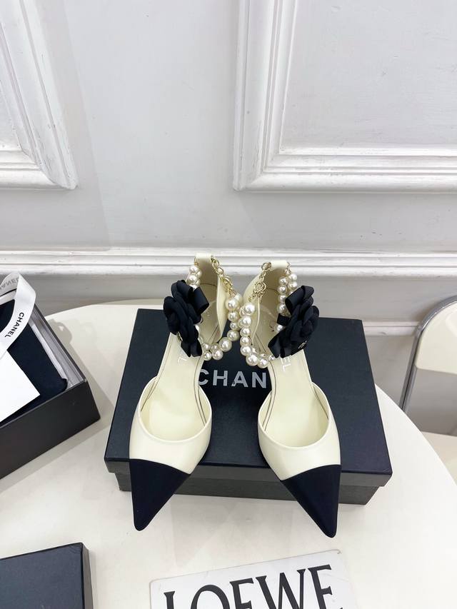 Chanel 25 2025 New Arrival: Classic Runway Style Chanel Double C Camellia Pearl