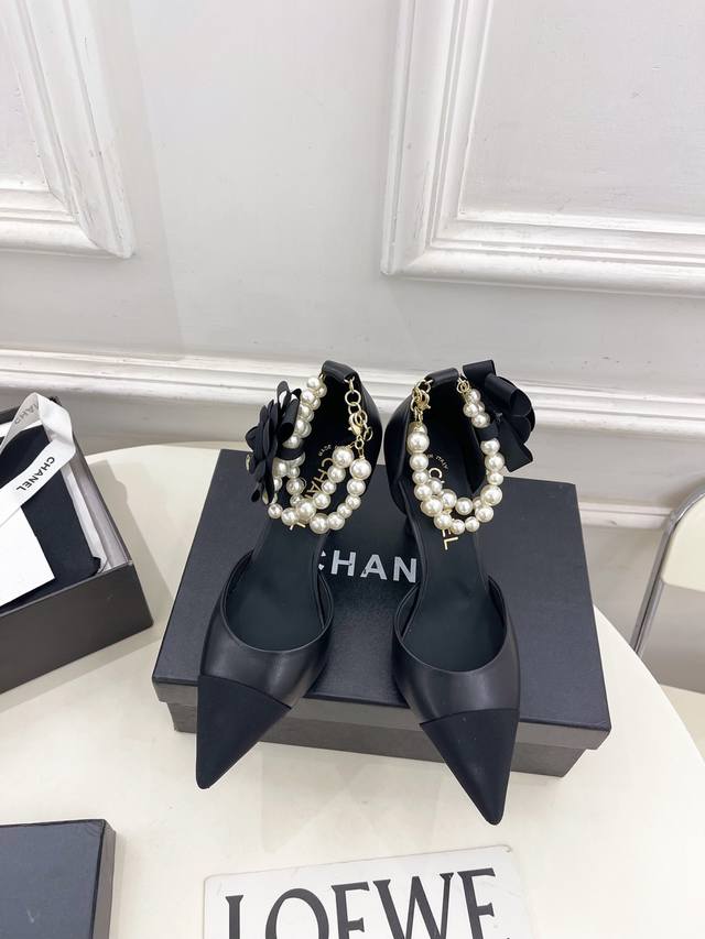 Chanel 25 2025 New Arrival Classic Runway Style Chanel Double C Camellia Pearl