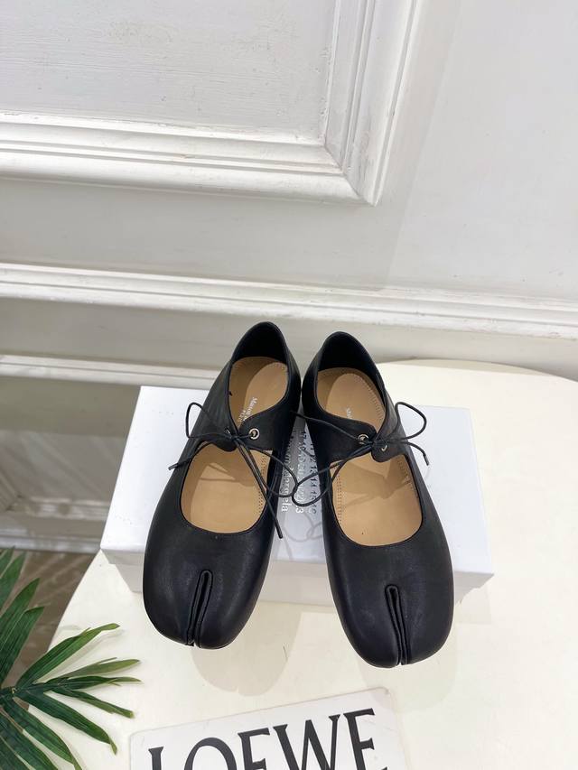 Maison Margiela Mm6 2025 Autumn/Winter New Retro Strappy Split-Toe Mary Jane Fla