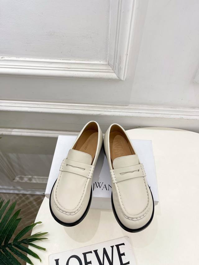 Jw Anderson 2025 Fall/Winter New Classic Retro Minimalist Loafers As one of the