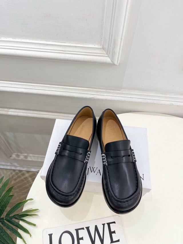 Jw Anderson 2025 Fall/Winter New Classic Retro Minimalist Loafers As one of the