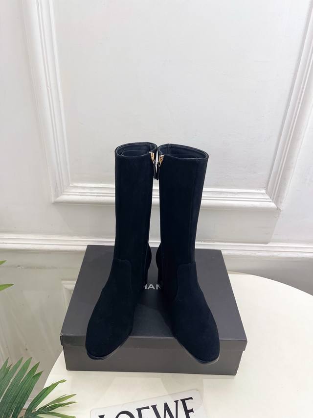 Chanel 25 2025 Fall/Winter Runway New Arrival: Chanel Double C Metal Buckle Chu