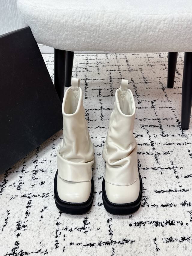 Niche streetwear brand The Attico 25 Fw Autumn/Winter New Arrival: Trendy Platf