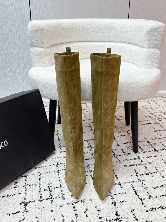 The Attico, a niche trendy brand, presents its new Fall/Winter 2025 Ss fashionab