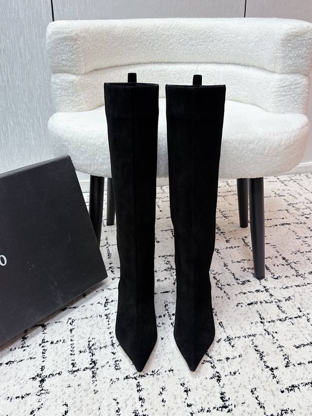 The Attico, a niche trendy brand, presents its new Fall/Winter 2025 Ss collectio