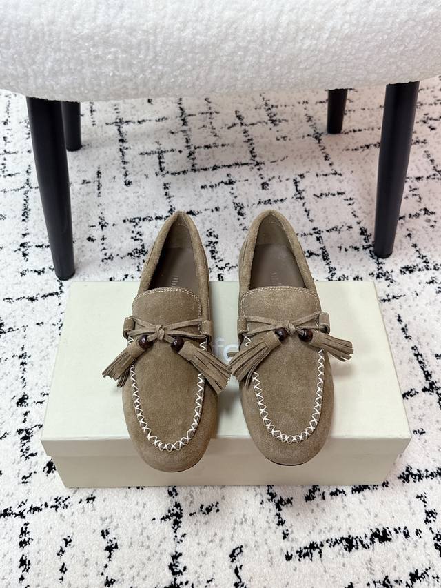 Unfolio 25 Latest Retro Minimalist Tassel Flat Loafers Made of suede, soft to th