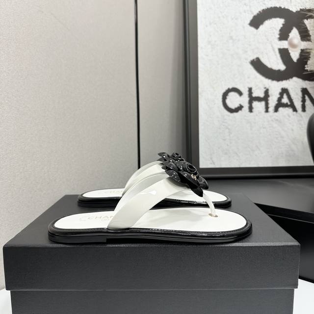 2025 Chanel's must-have item for this fall/winter season!! Camellia flip-flops C