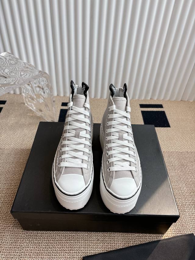 R13 Platform High-Top Lace-up Casual Shoes R13 platform shoes are seriously awes